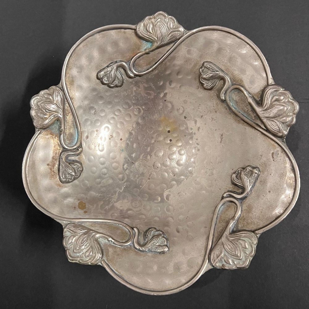 Antique Art Nouveau footed fruit vase, 1900~1910